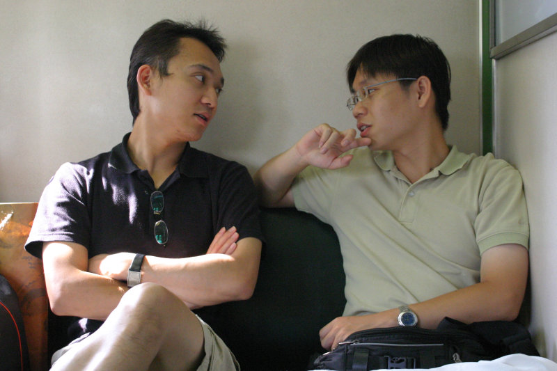 台灣鐵路旅遊攝影街拍帥哥對話旅客2005-08-07攝影照片14
