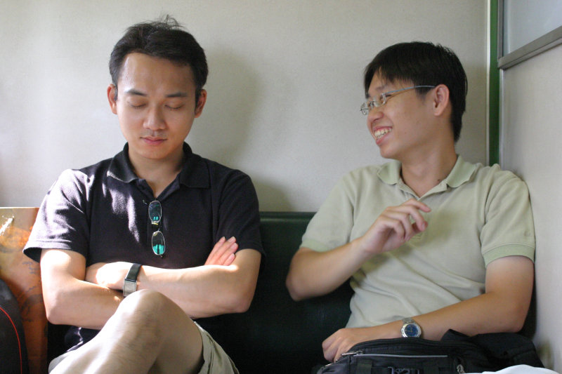台灣鐵路旅遊攝影街拍帥哥對話旅客2005-08-07攝影照片15