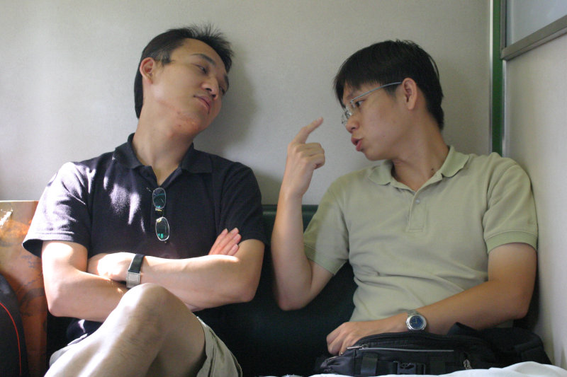 台灣鐵路旅遊攝影街拍帥哥對話旅客2005-08-07攝影照片17