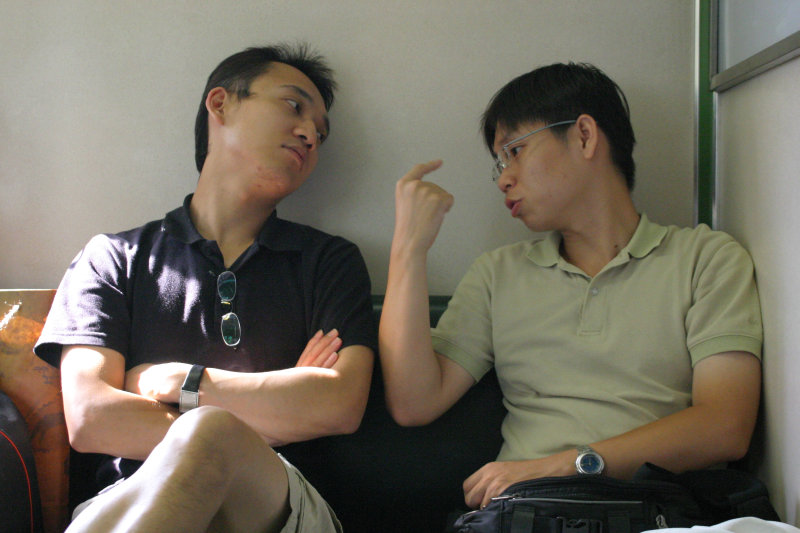 台灣鐵路旅遊攝影街拍帥哥對話旅客2005-08-07攝影照片18