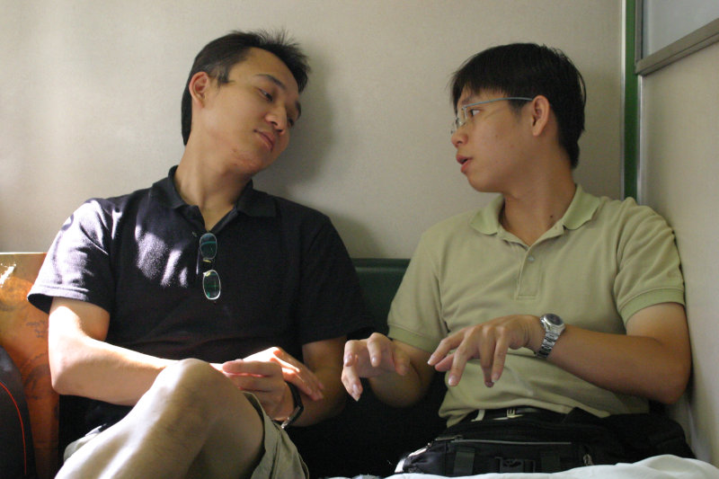 台灣鐵路旅遊攝影街拍帥哥對話旅客2005-08-07攝影照片19