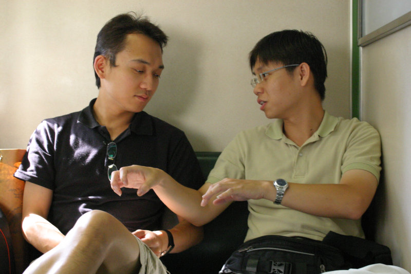 台灣鐵路旅遊攝影街拍帥哥對話旅客2005-08-07攝影照片24