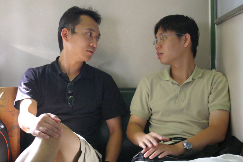 台灣鐵路旅遊攝影街拍帥哥對話旅客2005-08-07攝影照片27