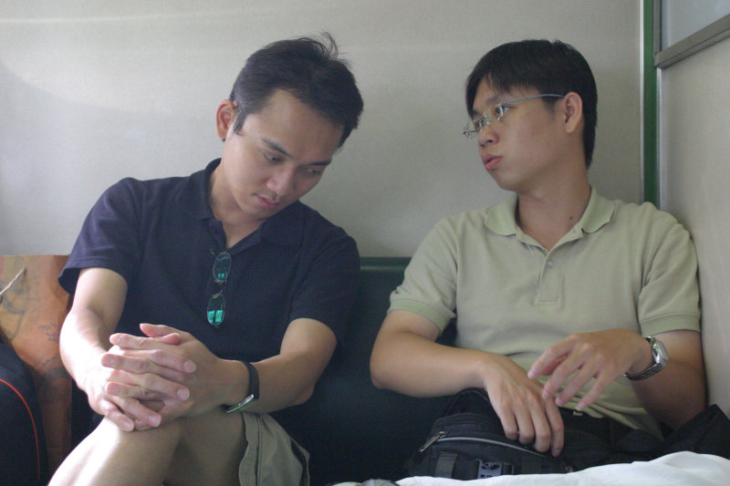 台灣鐵路旅遊攝影街拍帥哥對話旅客2005-08-07攝影照片28