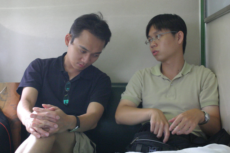 台灣鐵路旅遊攝影街拍帥哥對話旅客2005-08-07攝影照片29