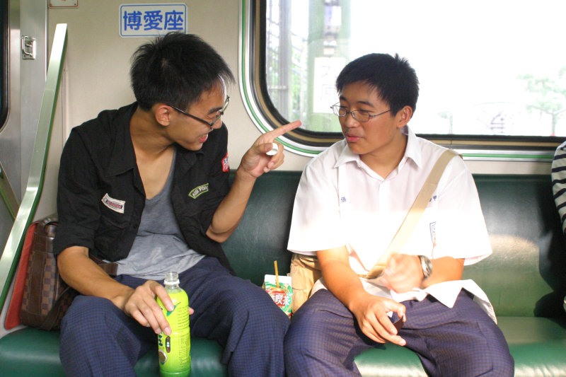 台灣鐵路旅遊攝影街拍帥哥對話旅客2005-08-30攝影照片1