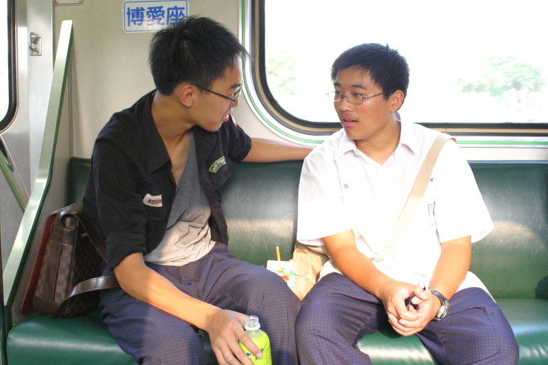台灣鐵路旅遊攝影街拍帥哥對話旅客2005-08-30攝影照片2