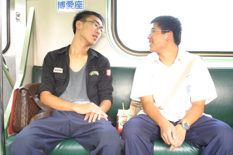 台灣鐵路旅遊攝影街拍帥哥對話旅客2005-08-30攝影照片3