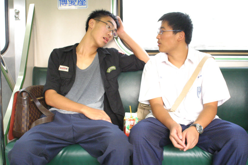 台灣鐵路旅遊攝影街拍帥哥對話旅客2005-08-30攝影照片4
