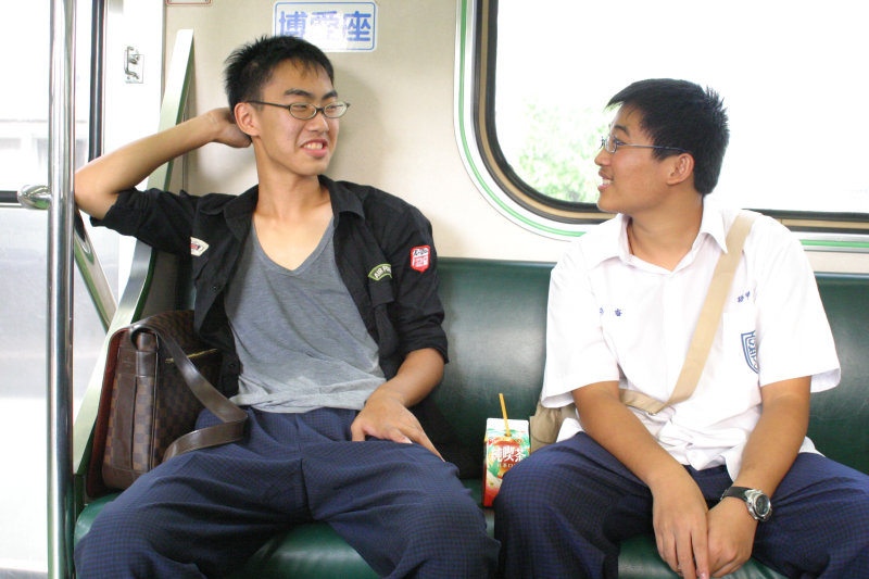 台灣鐵路旅遊攝影街拍帥哥對話旅客2005-08-30攝影照片6