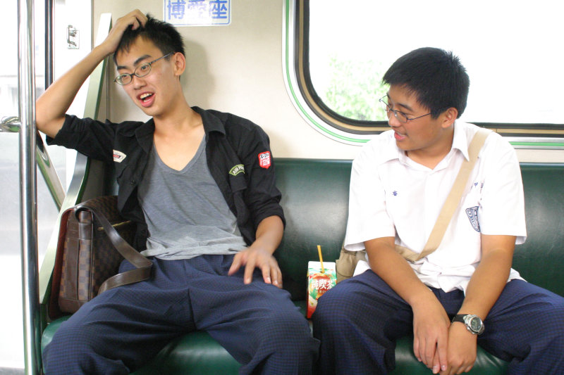 台灣鐵路旅遊攝影街拍帥哥對話旅客2005-08-30攝影照片7