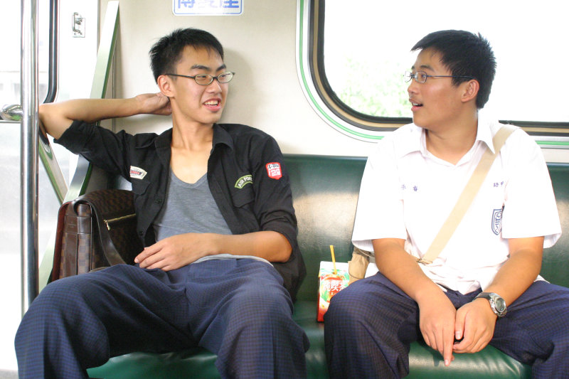 台灣鐵路旅遊攝影街拍帥哥對話旅客2005-08-30攝影照片13