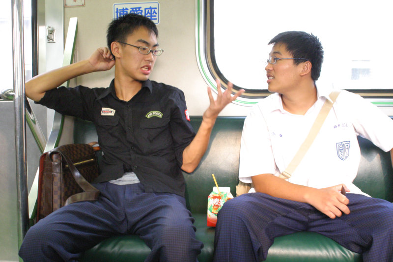 台灣鐵路旅遊攝影街拍帥哥對話旅客2005-08-30攝影照片15