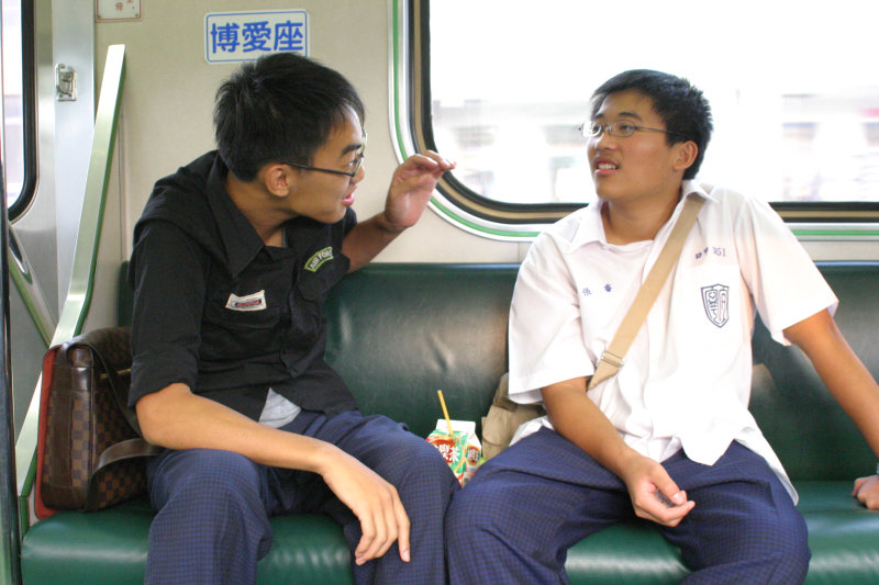 台灣鐵路旅遊攝影街拍帥哥對話旅客2005-08-30攝影照片19