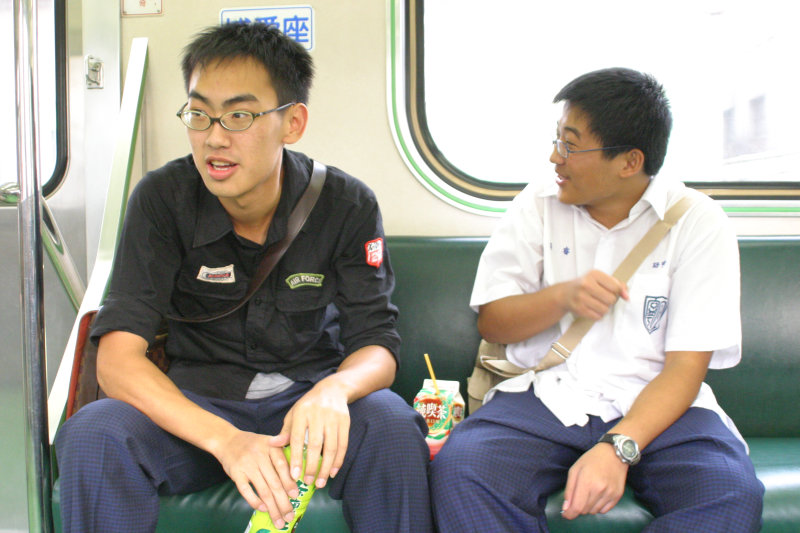 台灣鐵路旅遊攝影街拍帥哥對話旅客2005-08-30攝影照片21