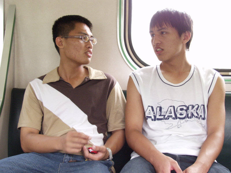 台灣鐵路旅遊攝影街拍帥哥對話旅客2005-09-10攝影照片17