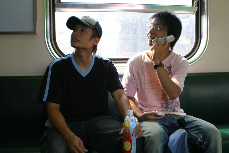 台灣鐵路旅遊攝影街拍帥哥對話旅客2005-09-18攝影照片1