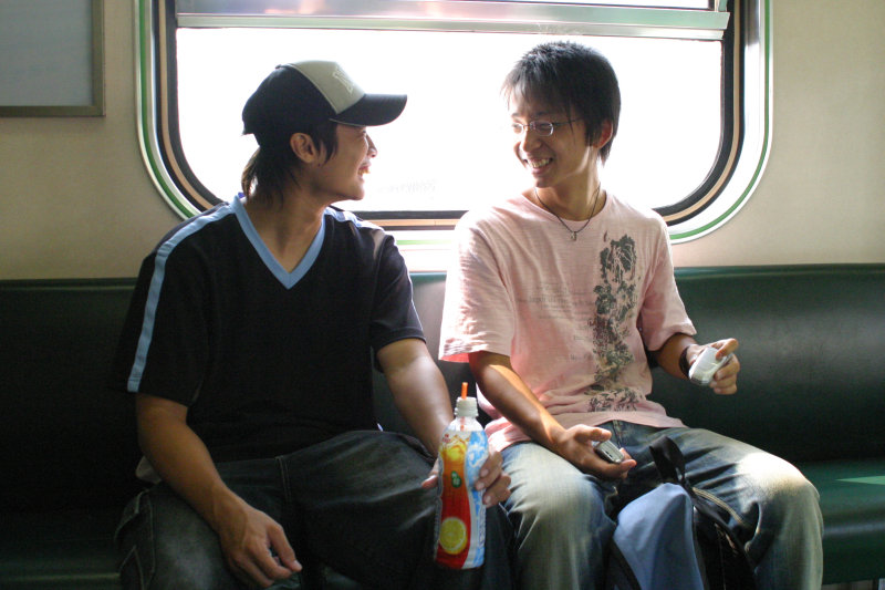 台灣鐵路旅遊攝影街拍帥哥對話旅客2005-09-18攝影照片2