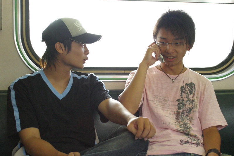 台灣鐵路旅遊攝影街拍帥哥對話旅客2005-09-18攝影照片5