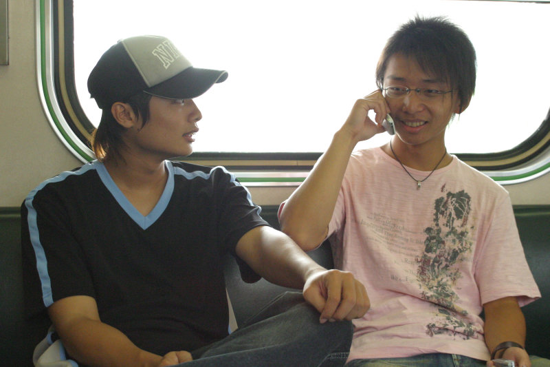 台灣鐵路旅遊攝影街拍帥哥對話旅客2005-09-18攝影照片6