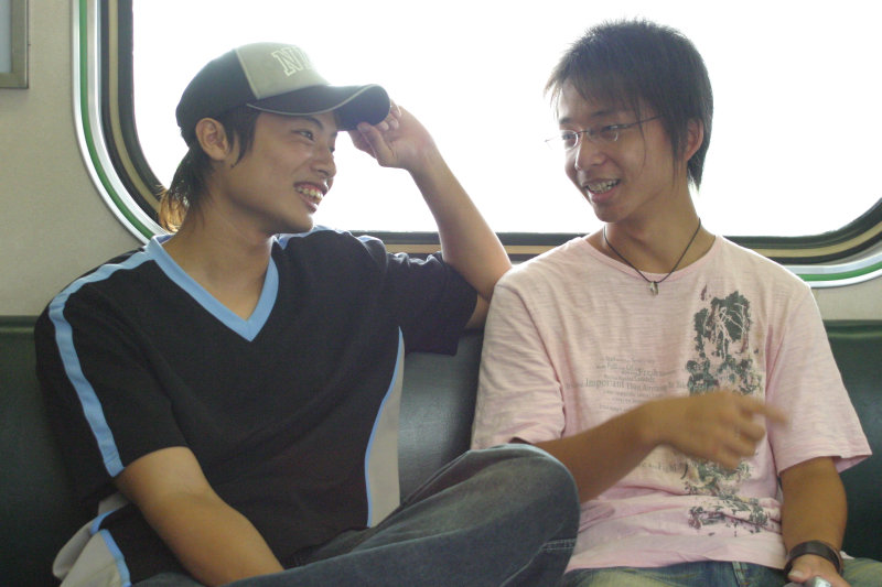 台灣鐵路旅遊攝影街拍帥哥對話旅客2005-09-18攝影照片9