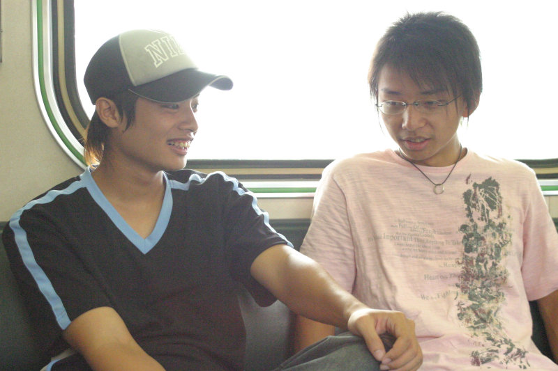 台灣鐵路旅遊攝影街拍帥哥對話旅客2005-09-18攝影照片10