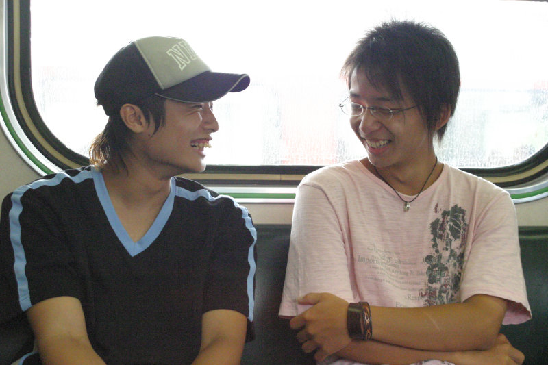 台灣鐵路旅遊攝影街拍帥哥對話旅客2005-09-18攝影照片13