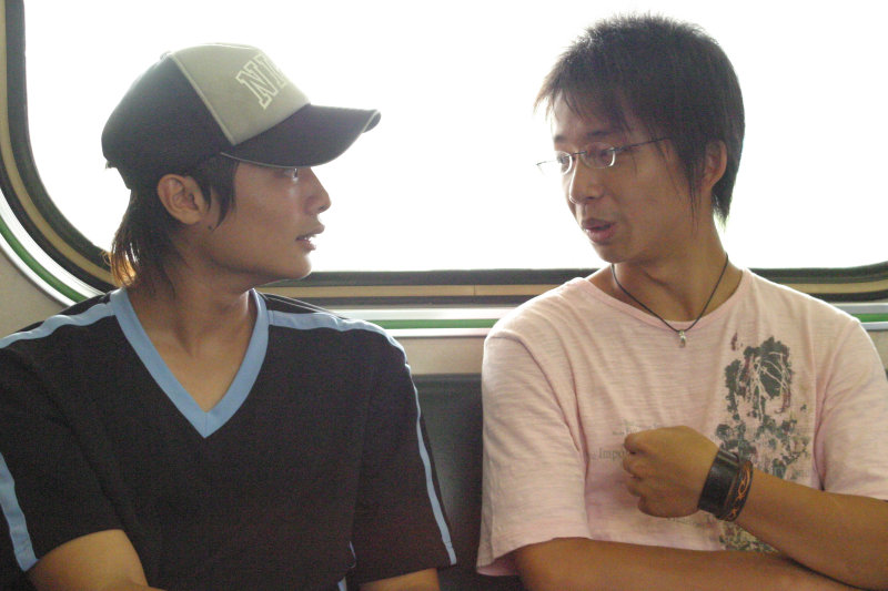 台灣鐵路旅遊攝影街拍帥哥對話旅客2005-09-18攝影照片16