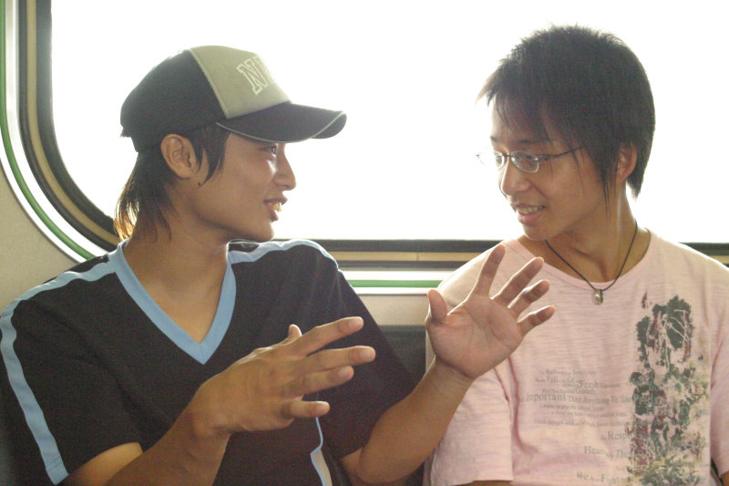 台灣鐵路旅遊攝影街拍帥哥對話旅客2005-09-18攝影照片18