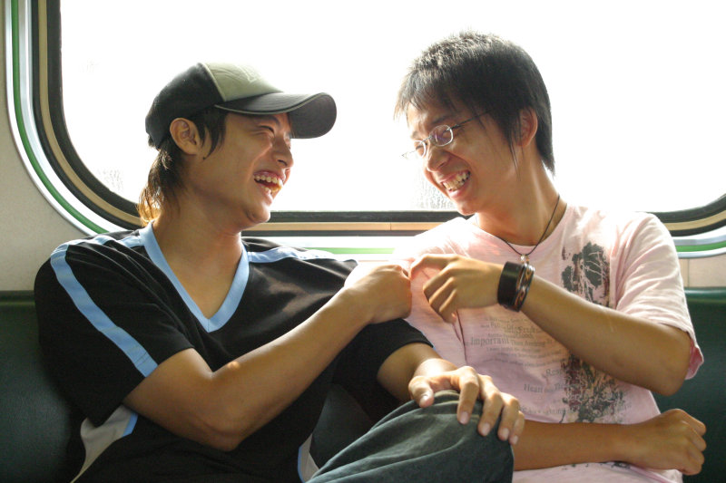 台灣鐵路旅遊攝影街拍帥哥對話旅客2005-09-18攝影照片29
