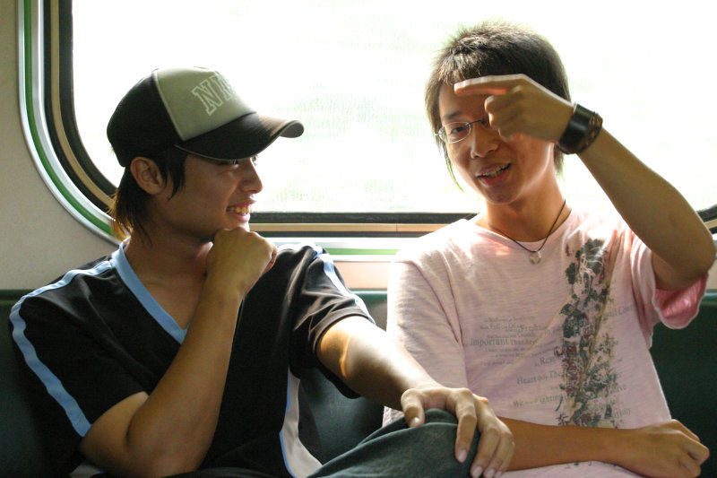 台灣鐵路旅遊攝影街拍帥哥對話旅客2005-09-18攝影照片30