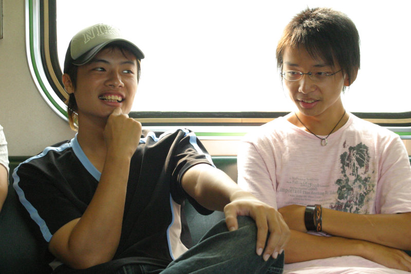 台灣鐵路旅遊攝影街拍帥哥對話旅客2005-09-18攝影照片31