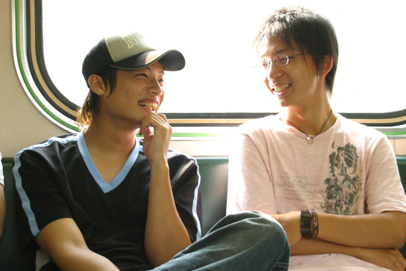 台灣鐵路旅遊攝影街拍帥哥對話旅客2005-09-18攝影照片33