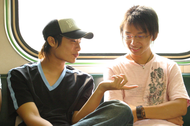台灣鐵路旅遊攝影街拍帥哥對話旅客2005-09-18攝影照片34