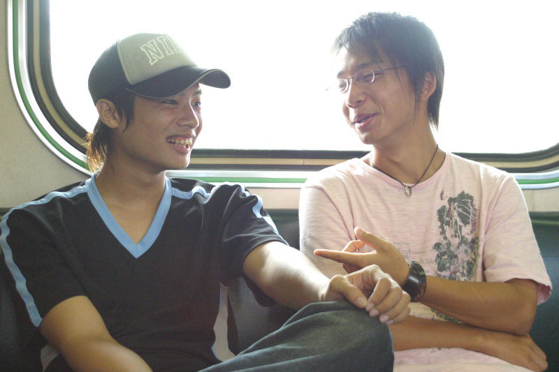 台灣鐵路旅遊攝影街拍帥哥對話旅客2005-09-18攝影照片35