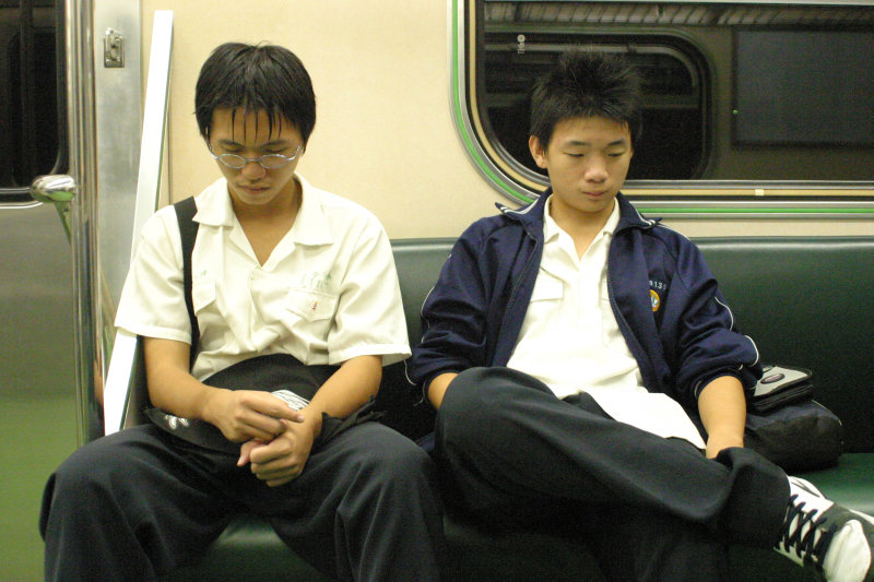 台灣鐵路旅遊攝影街拍帥哥對話旅客2005-10-14攝影照片1