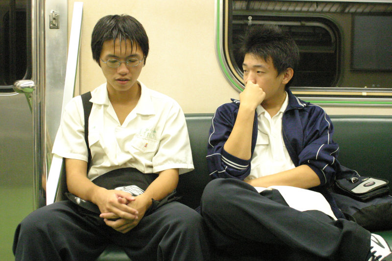 台灣鐵路旅遊攝影街拍帥哥對話旅客2005-10-14攝影照片2