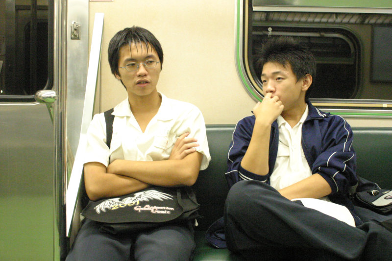 台灣鐵路旅遊攝影街拍帥哥對話旅客2005-10-14攝影照片3