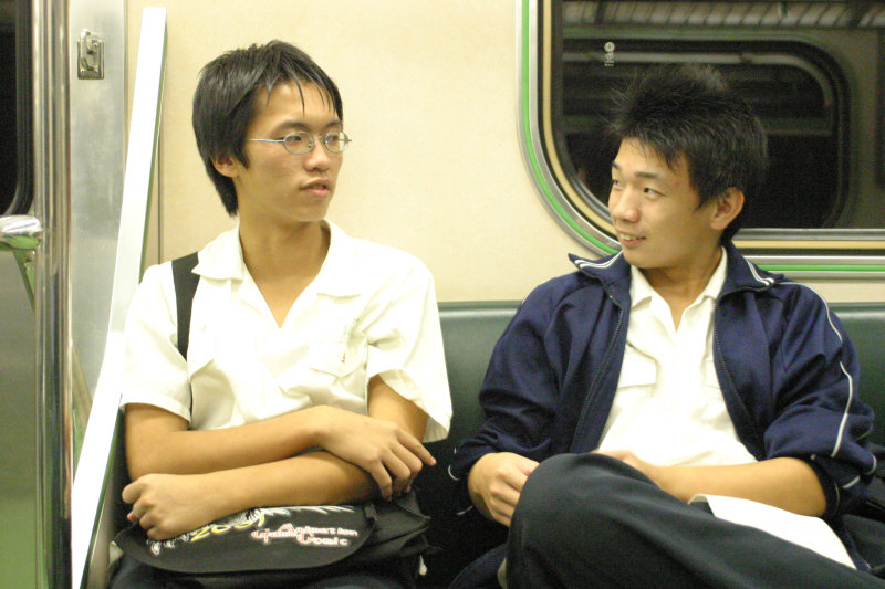 台灣鐵路旅遊攝影街拍帥哥對話旅客2005-10-14攝影照片4