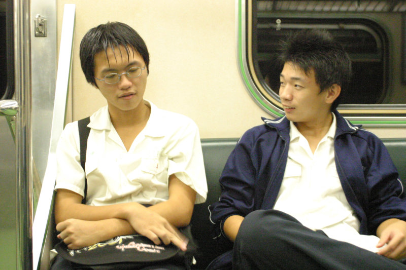 台灣鐵路旅遊攝影街拍帥哥對話旅客2005-10-14攝影照片5