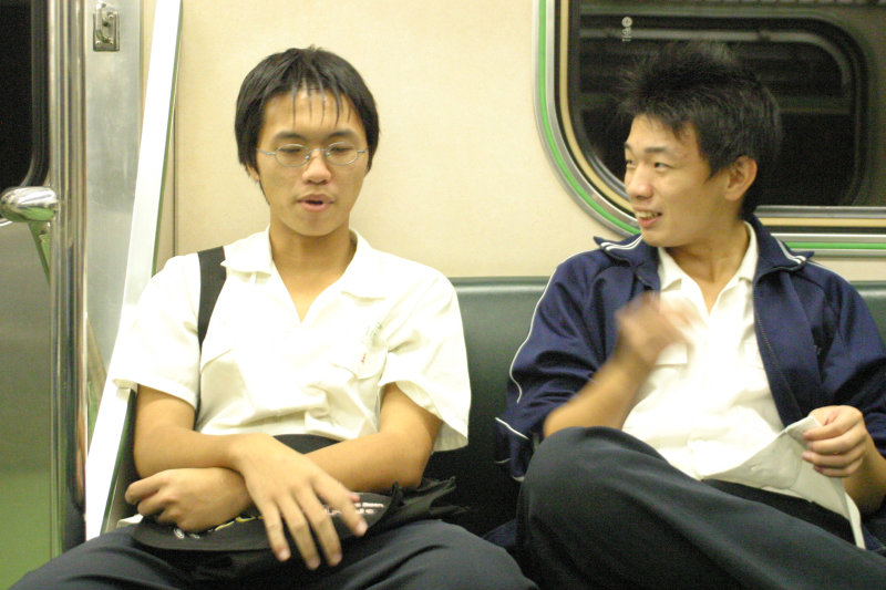 台灣鐵路旅遊攝影街拍帥哥對話旅客2005-10-14攝影照片6
