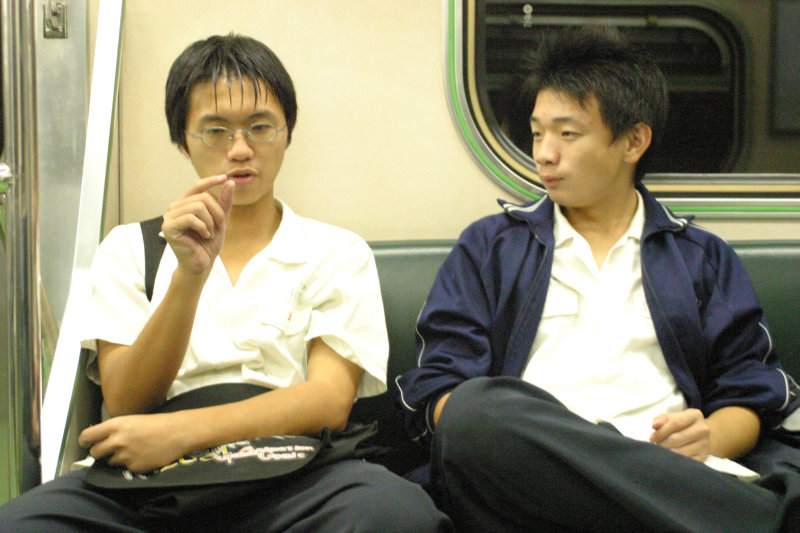 台灣鐵路旅遊攝影街拍帥哥對話旅客2005-10-14攝影照片7