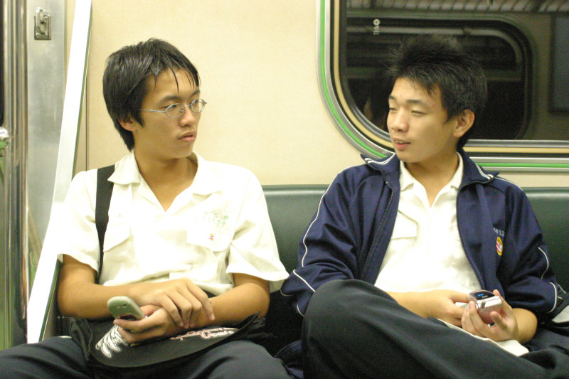 台灣鐵路旅遊攝影街拍帥哥對話旅客2005-10-14攝影照片8