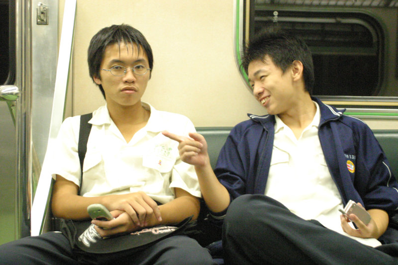 台灣鐵路旅遊攝影街拍帥哥對話旅客2005-10-14攝影照片9