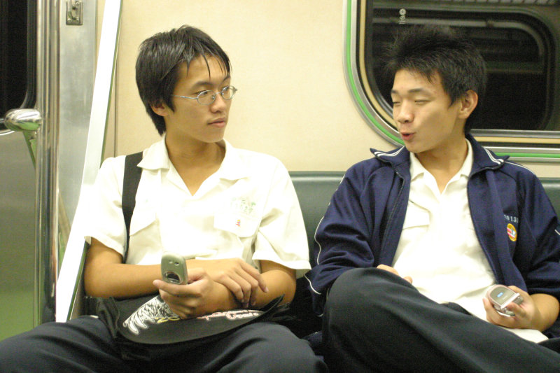 台灣鐵路旅遊攝影街拍帥哥對話旅客2005-10-14攝影照片10