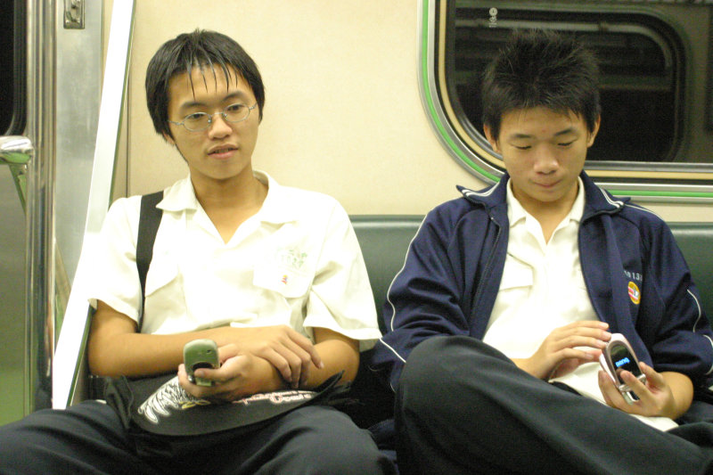 台灣鐵路旅遊攝影街拍帥哥對話旅客2005-10-14攝影照片11