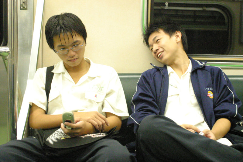 台灣鐵路旅遊攝影街拍帥哥對話旅客2005-10-14攝影照片13
