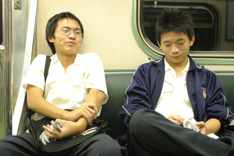 台灣鐵路旅遊攝影街拍帥哥對話旅客2005-10-14攝影照片14