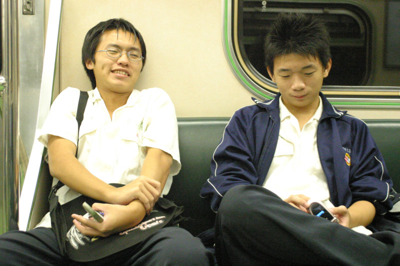 台灣鐵路旅遊攝影街拍帥哥對話旅客2005-10-14攝影照片15