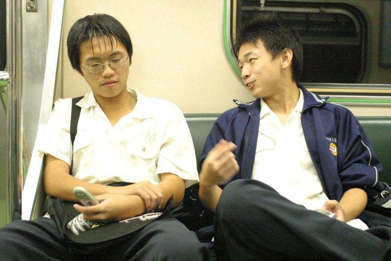 台灣鐵路旅遊攝影街拍帥哥對話旅客2005-10-14攝影照片16